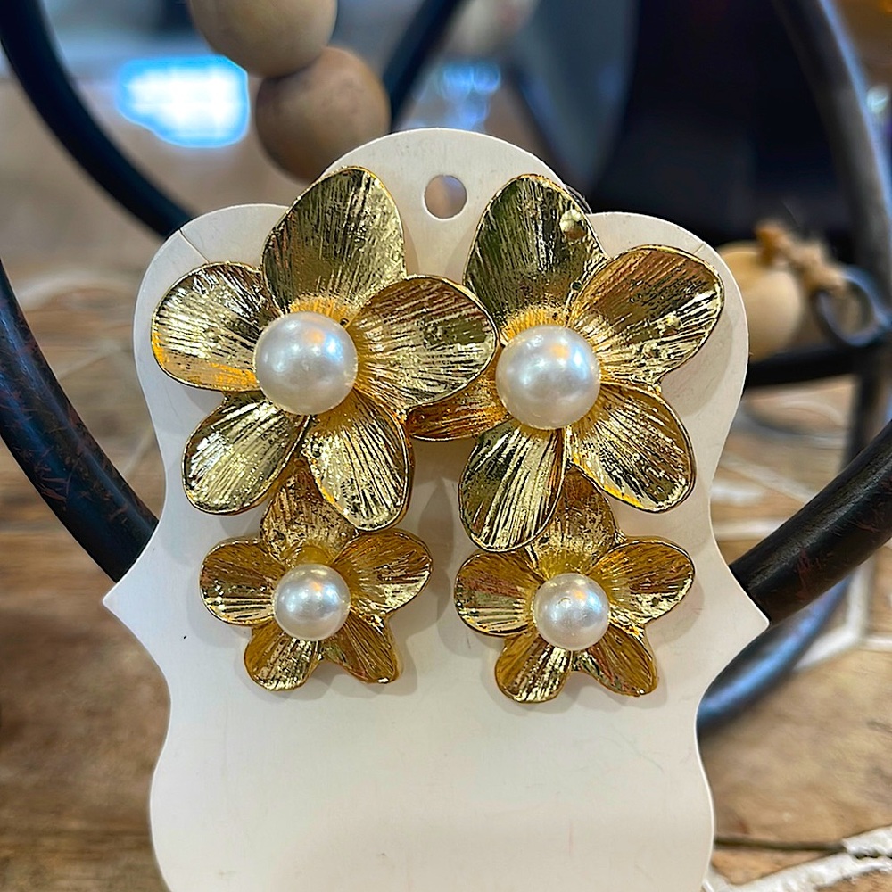 Gorgeous two tier Pearl gold leaf earrings